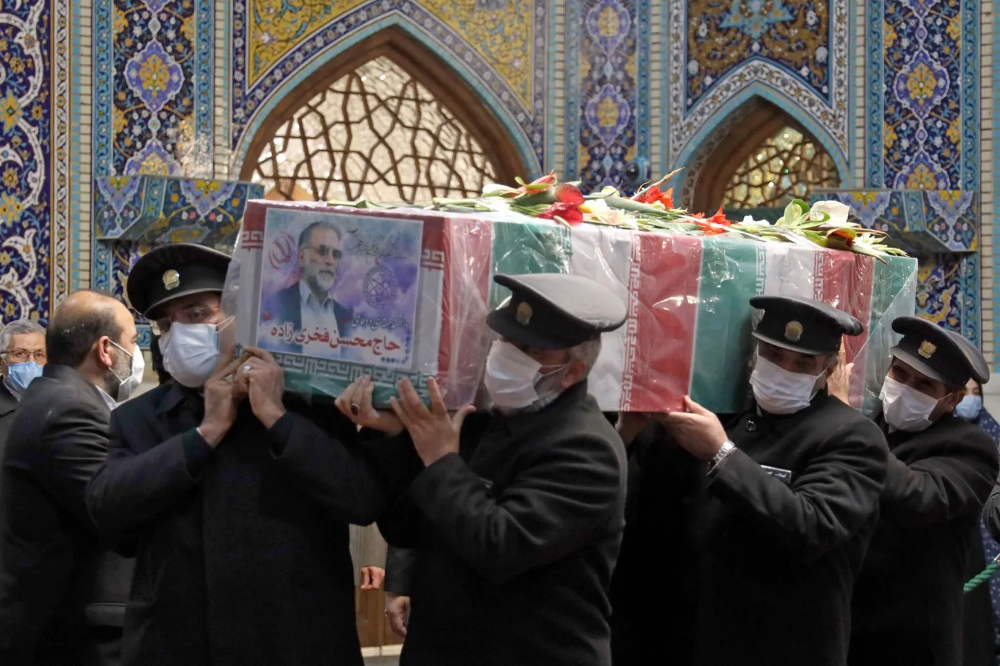 Tapetud tuumateadlase Mohsen Fakhrizadeh’ kirst viidi mälestustuurile mitmesse šiia islami pühakotta. Pildil sark imaam Reza mošees.