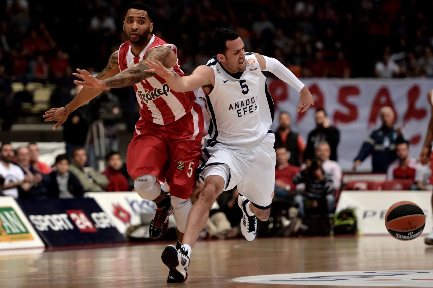 Jordan Farmar (paremal) ja Acie Law palli pärast võitlemas.
