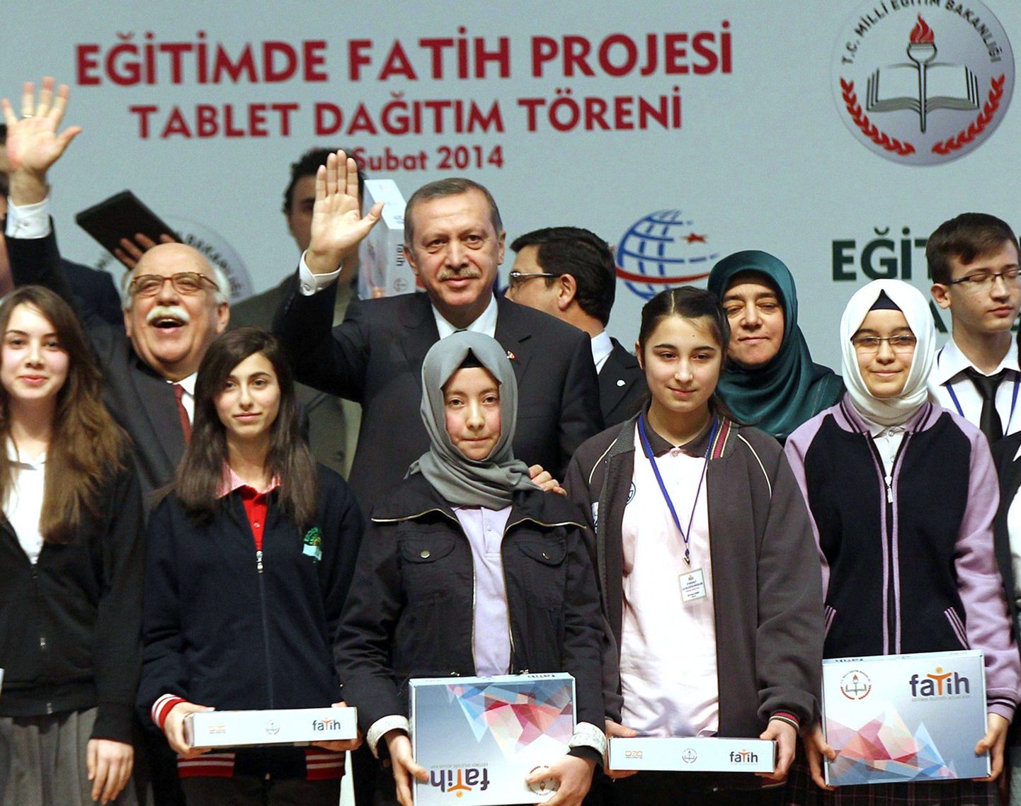 Türgi peaminister Recep Tayyip Erdoğan kooliõpilastega.