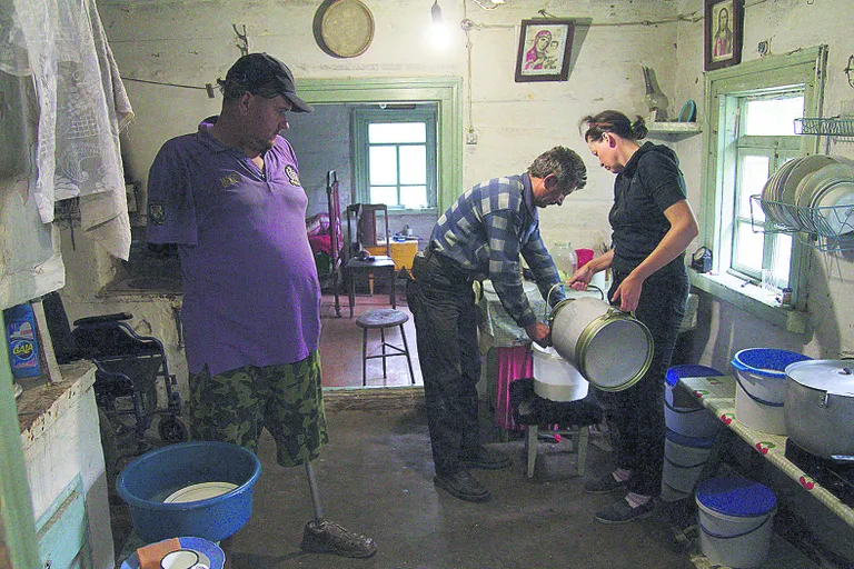 Александр Кононов наблюдает за процессом приготовления сыра на ферме в Житомирской области.