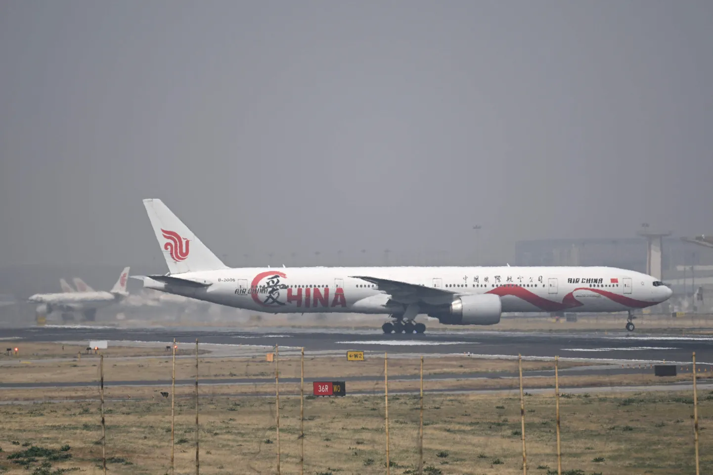 Air Chinale kuuluv Boeing 777-300 Pekingi lennuväljal.