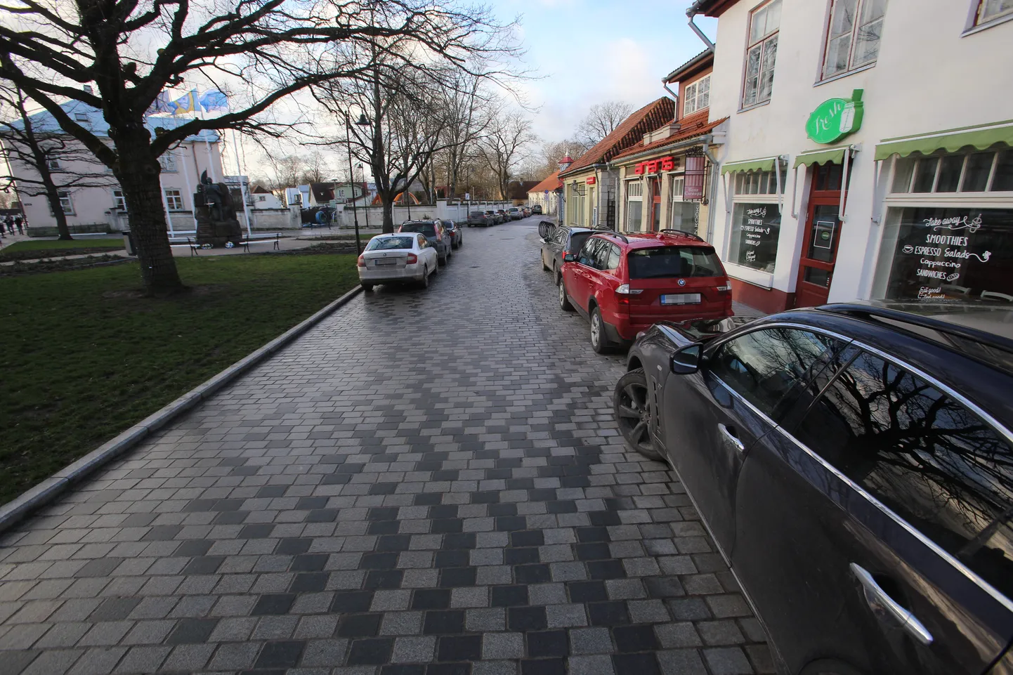 Valesti parkivad autod.