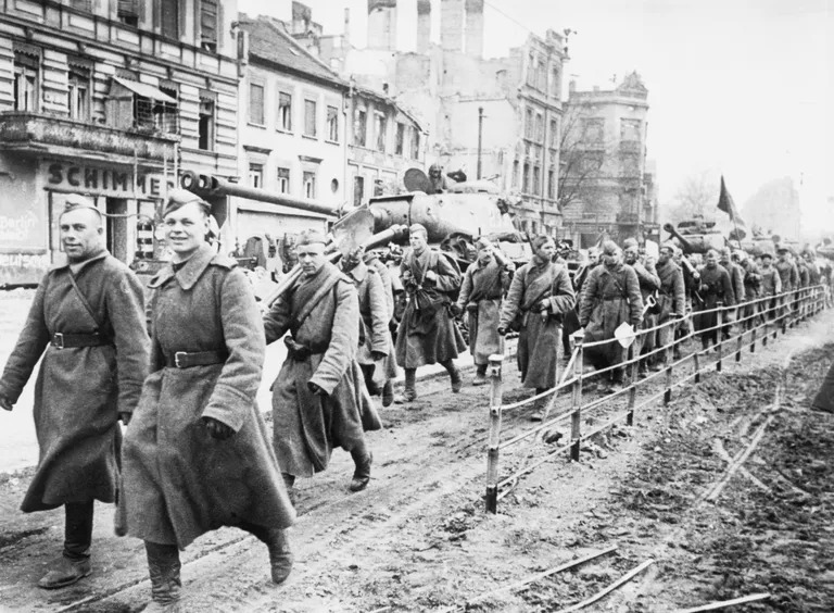 Nõokogude väeüksus aprillis 1945 Berliinis. Hitlerlik Saksamaa alistus mais 1945