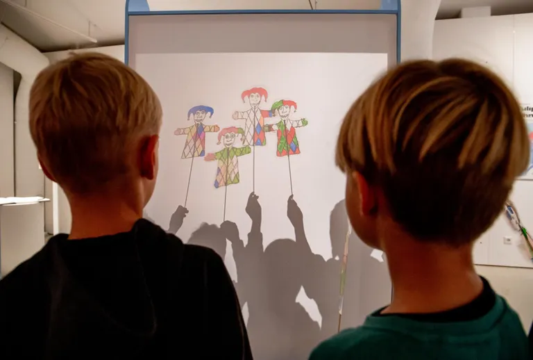 Eile käisid Pärnu muuseumis rändnäituse õpitoas värvilisi varjunukke meisterdamas ja nendega teatritegemist proovimas Pärnu Raja lasteaia Vahvate Rännukoerte rühma lapsed.