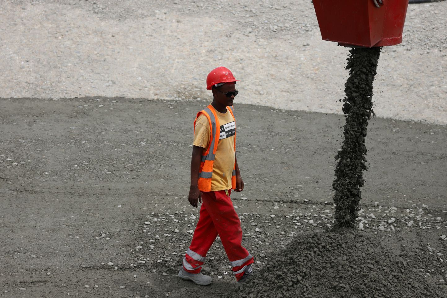 Tööline Etioopia suurtammi ehitusel.