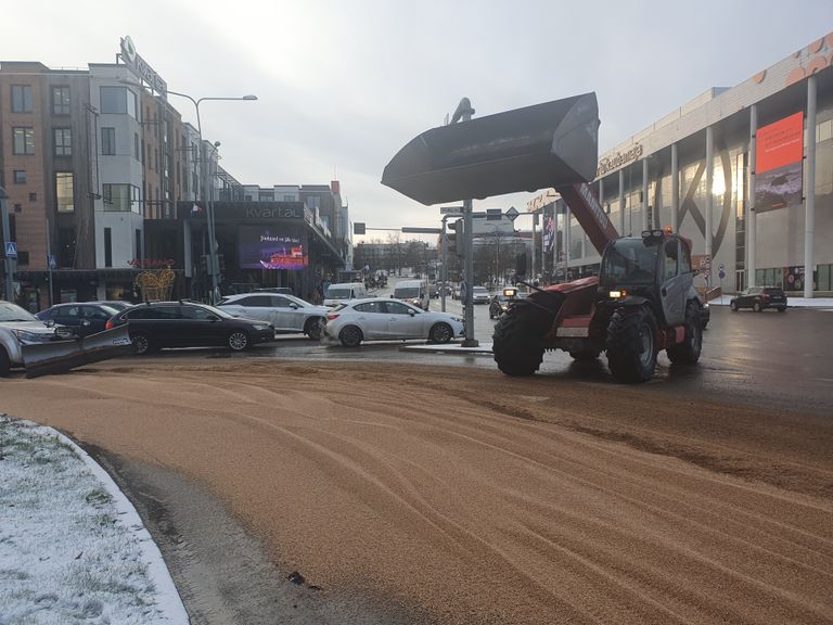 На одном из крупнейших перекрестков в центре Тарту просыпались тонны зерна.