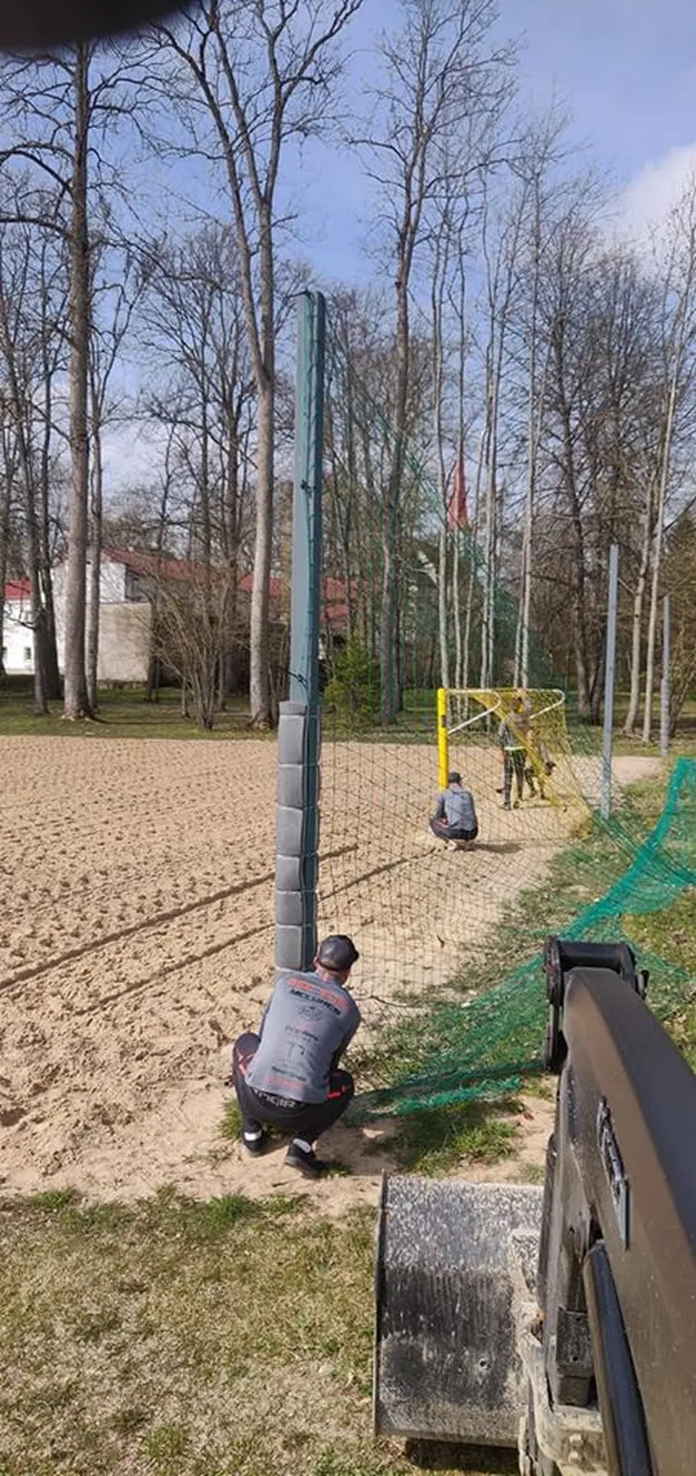 Mängijad tegid väljaku korda ja paigaldasid piirdeaiad.