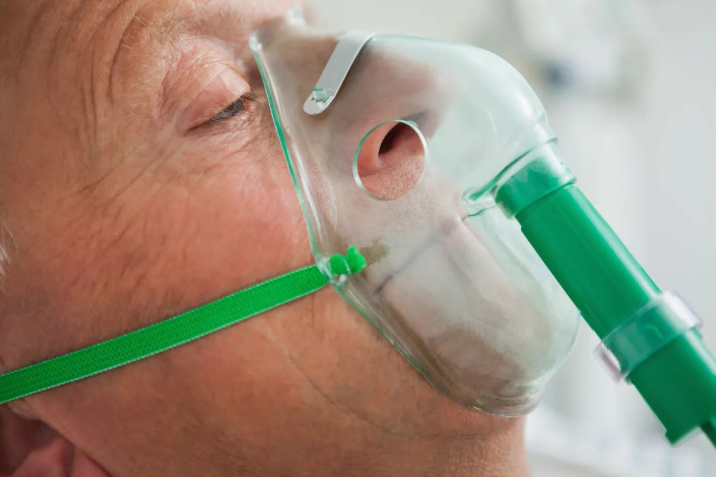 Naerugaasi kasutatakse segus hapnikuga ja teiste gaasidega narkoosi tegemisel (anesteesia ja analgeesia).