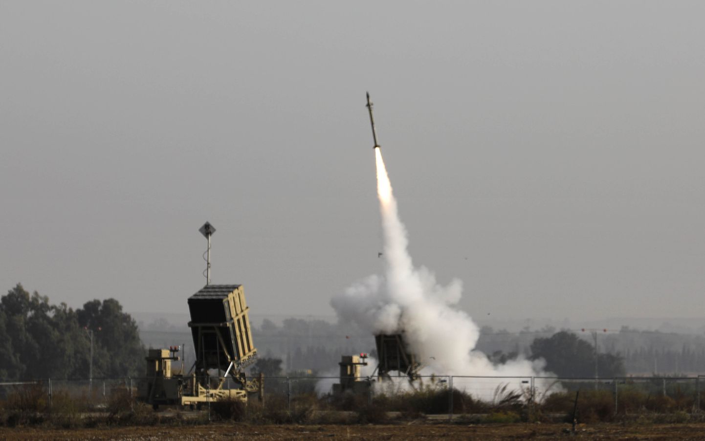 Iisraeli raketitõrjesüsteem Iron Dome tõrjumas Gaza sektori mässuliste rakette.