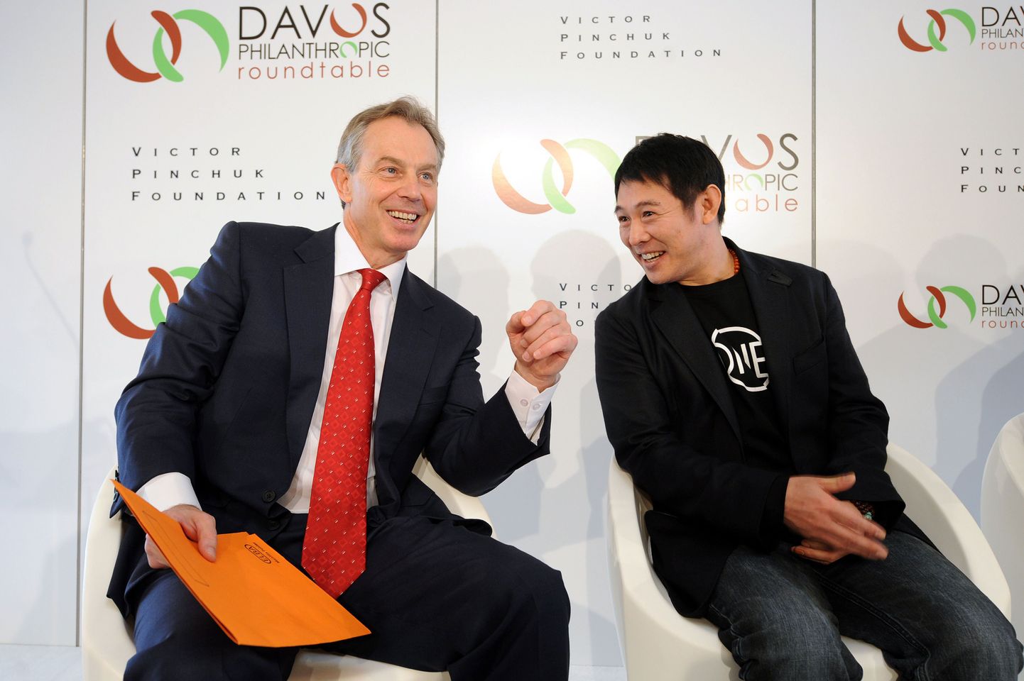 Briti endine valitsusjuht Tony Blair (vasakul) ja Hiina filmistaar Jet Li täna Davosis.