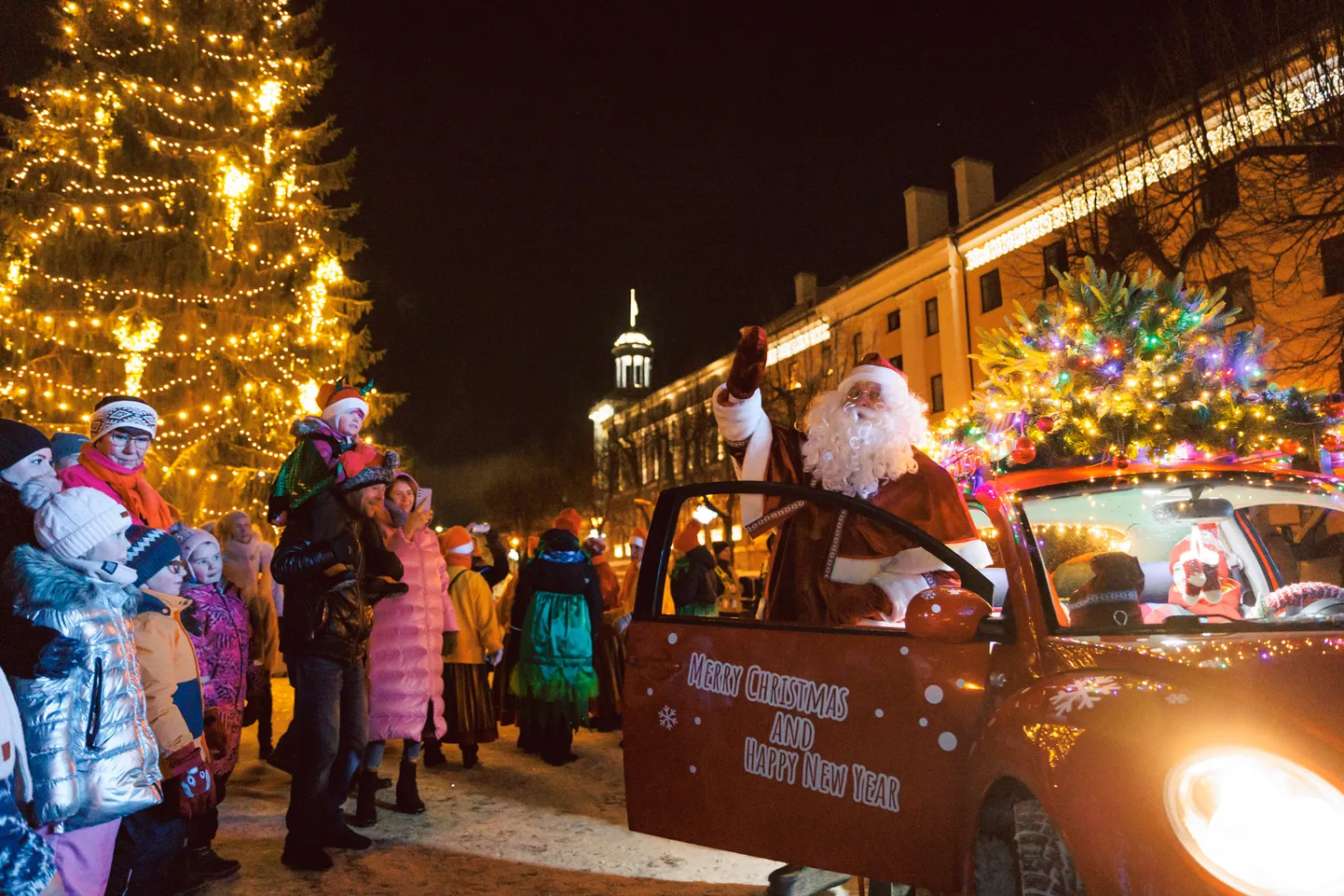 На Петровскую площадь Нарвы прибыл на автомобиле Дед Мороз.