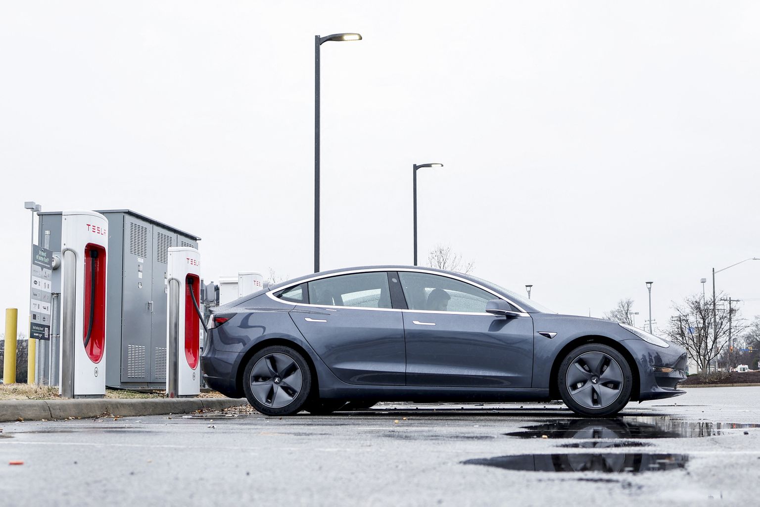Tesla elektriautod saavad tagasikutsumise käigus üle õhu tarkvarauuendusega taas turvaliseks.