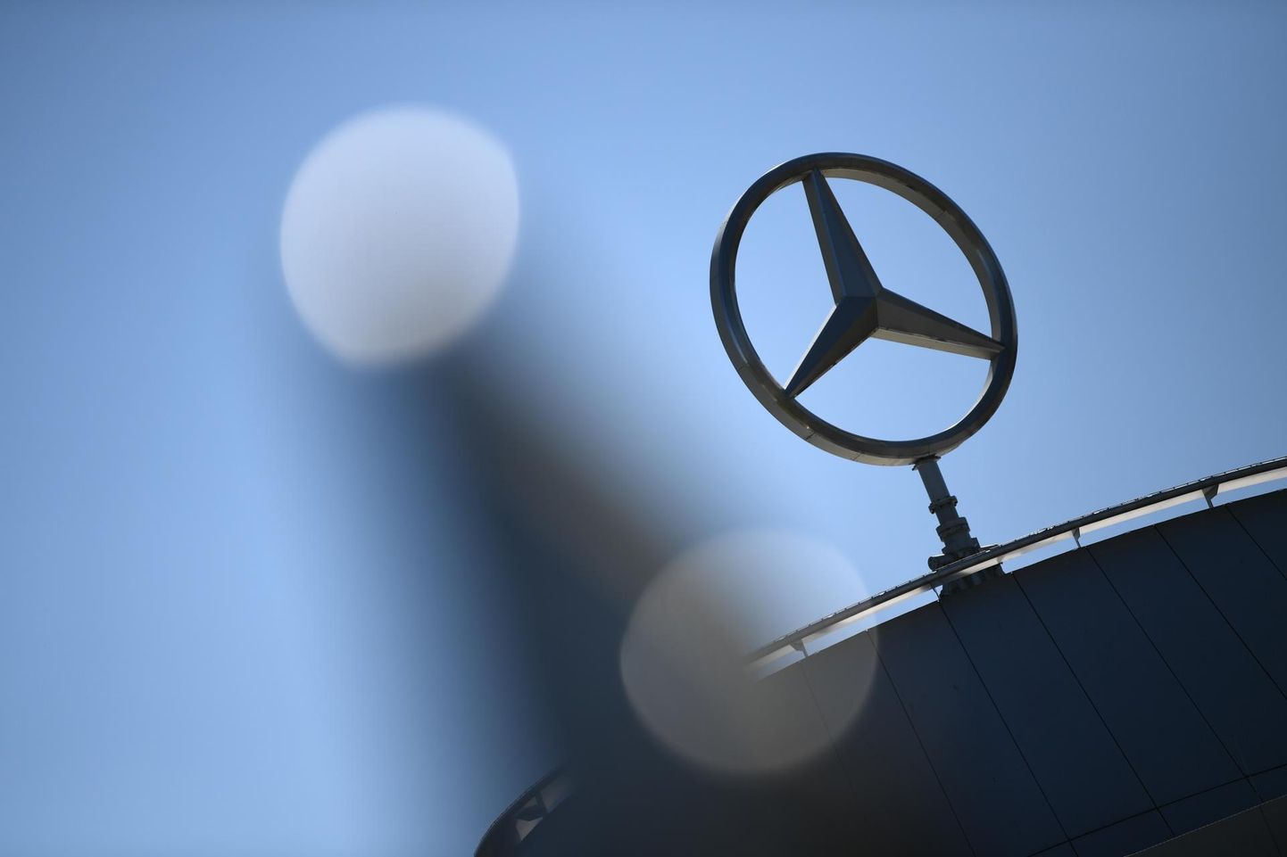 Mercedes-Benzi logo kolmapäeval Stuttgardis Daimler peakontori ees.