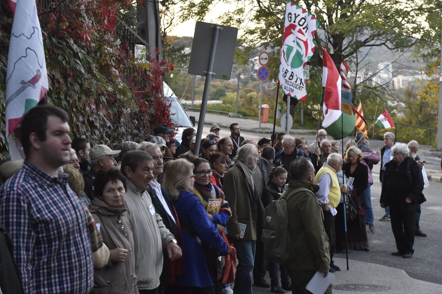 Ungarlased protestivad Ukraina uue seaduse vastu Budapestist asuva Ukraina saatkonna ees.