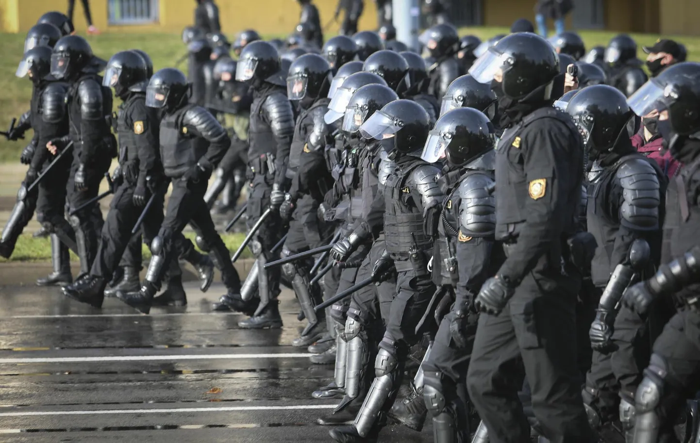 Oktoobris 2020 takistas sõjaväepolitsei Minskis rahval presidendi vastu protesteerimiseks koguneda.