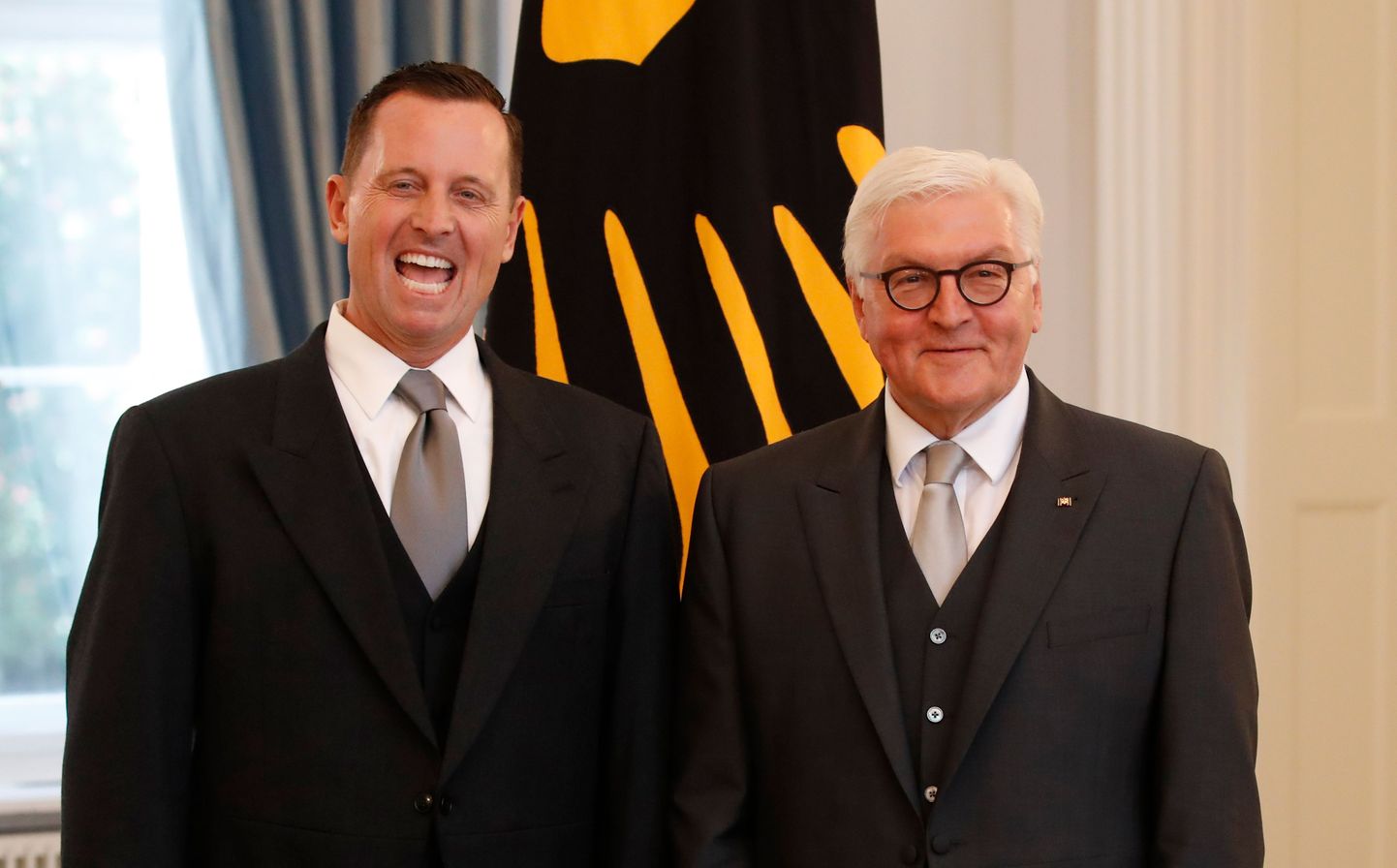 Vastne USA suursaadik Saksamaal poseerimas Saksa preisdendi Frank-Walter Steinmeieriga.