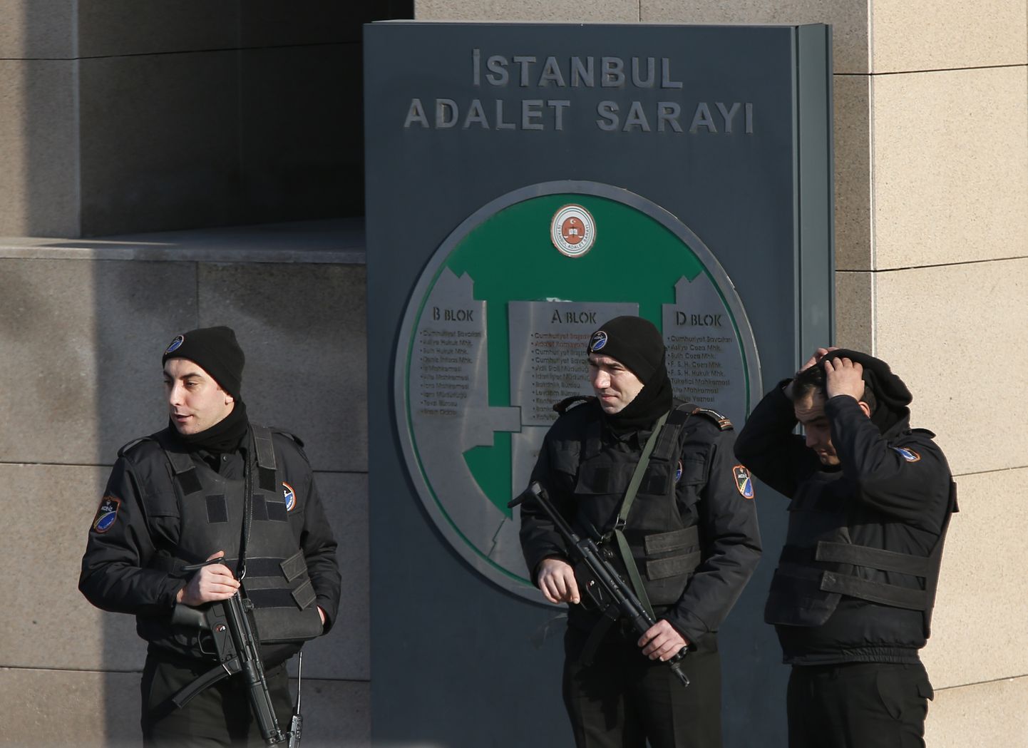 Türgi politseinikud Istanbuli kohtumaja ees.