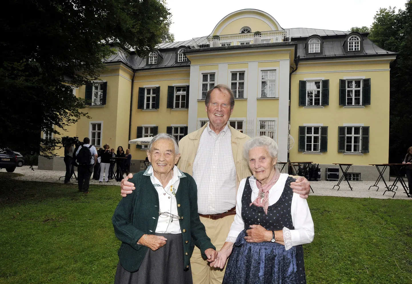 «Heliseva  muusika» hotelliprojekt kukkus läbi. Fotol Von Trappide perekonna liikmed Maria von Trapp, Johannes von Trapp ja Erika von Trapp hotelli avamisel