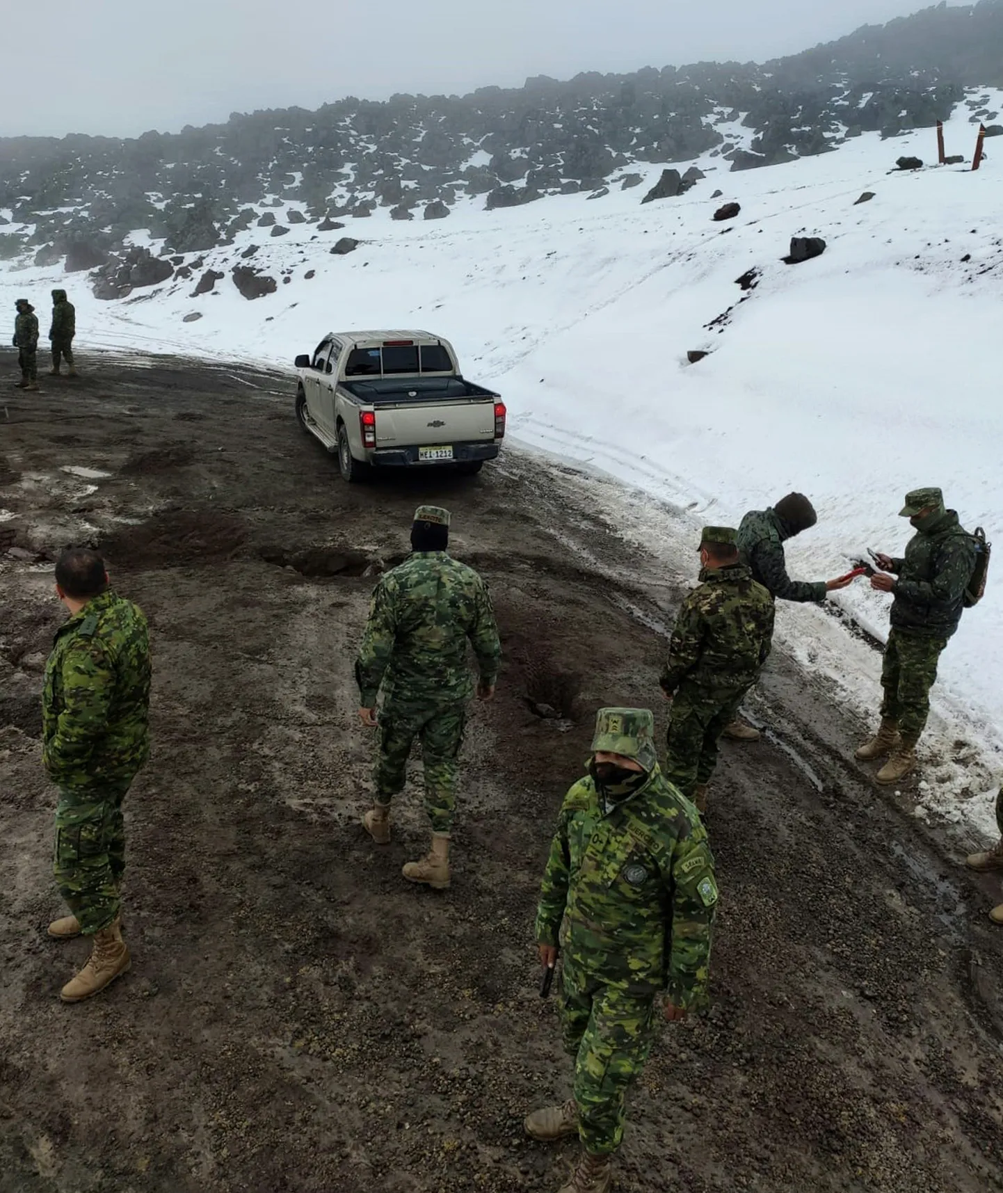 Sõjaväelased alustamas päästeoperatsiooni Ecuadori Chimborazo vulkaanil.