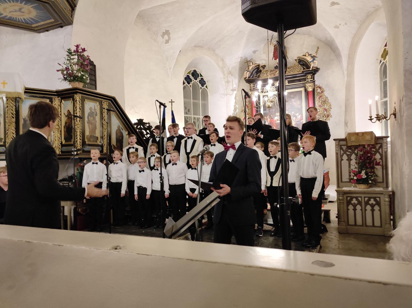 Virumaa Poistekoori tunamullusel jõulukontserdil oli solistiks dirigent Tõnis Sarap. Tänavu lauldakse jõuluootuse ajal koos Tallinna Tehnikagümnaasiumi Poistekooriga, aga tulekul on ka traditsiooniline kirikukontsert.