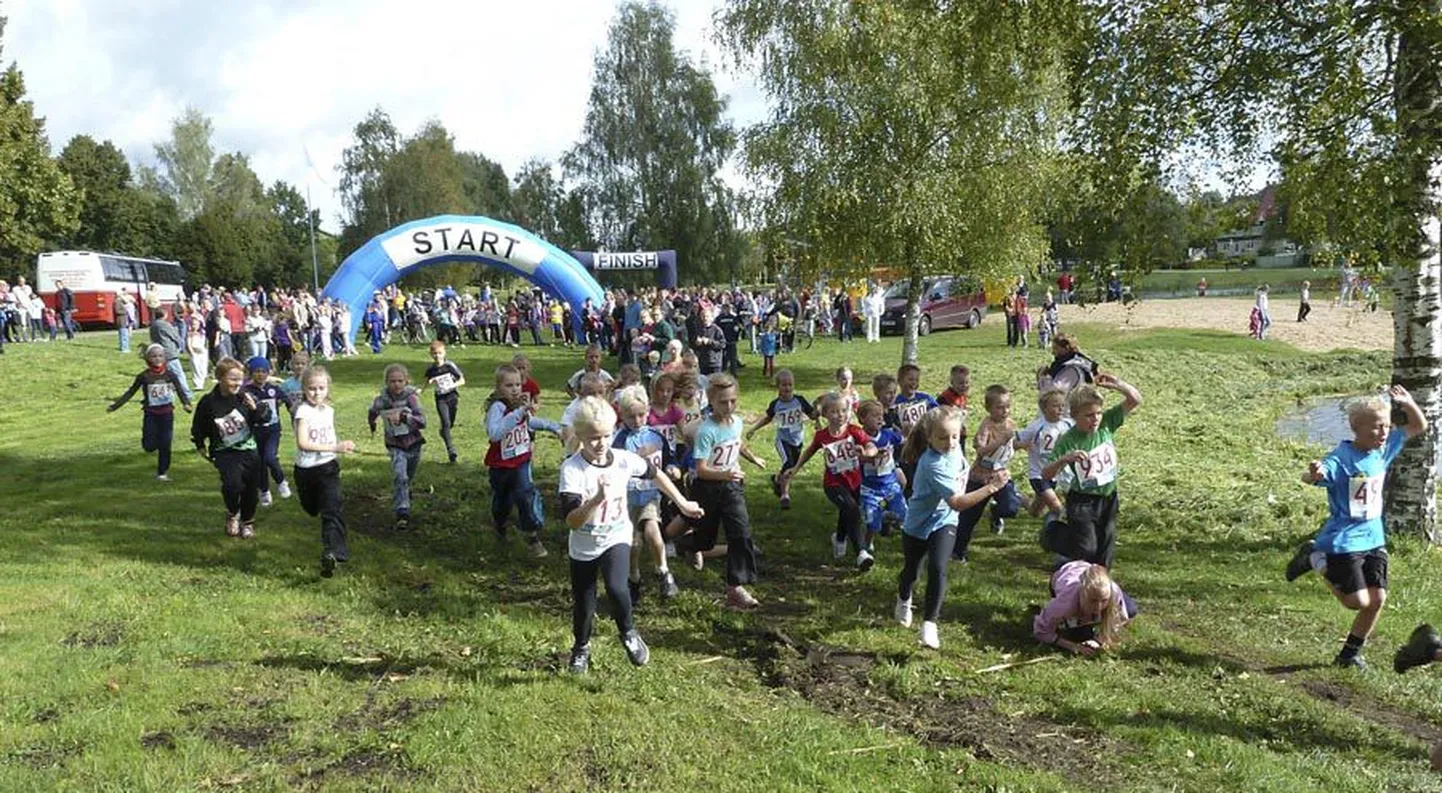 Laupäeval 58. korda teoks saanud laste ümber Paala järve jooks oli osavõtjate arvu poolest üks viimaste aastate tagasihoidlikumaid. Selle lõpetas 330 last, sealhulgas 110 tillut.