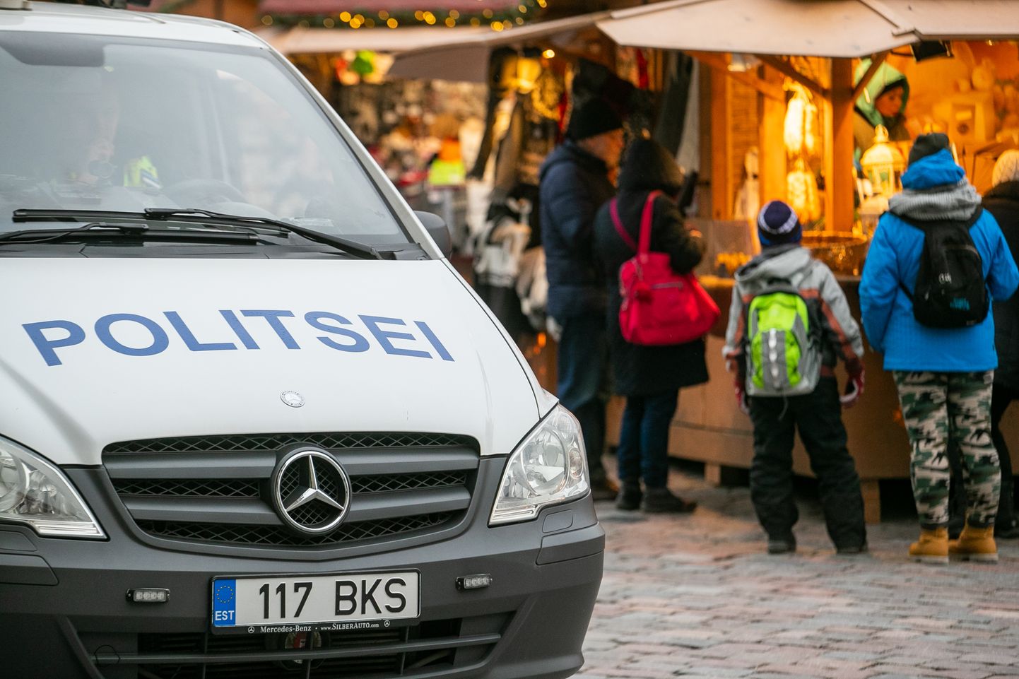 Raekoja plats, Tallinn. 12.12.2018. 
Politseipatrull Vanalinnas asuval jõuluturul.

Police patrol at old town christmas market.
Foto: Madis Sinivee/Eesti Meedia