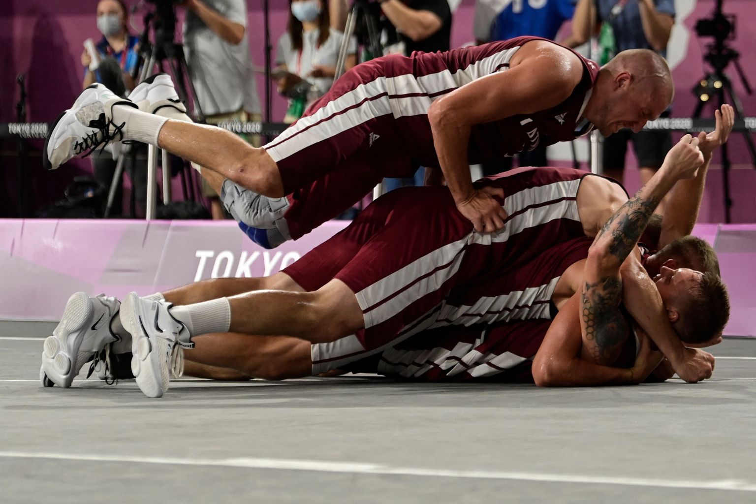 Kes ei tahaks niimoodi olümpiavõitjatena külakuhja hüpata nagu Läti «tänavakorvpallurid» seda Tokyos tegid.