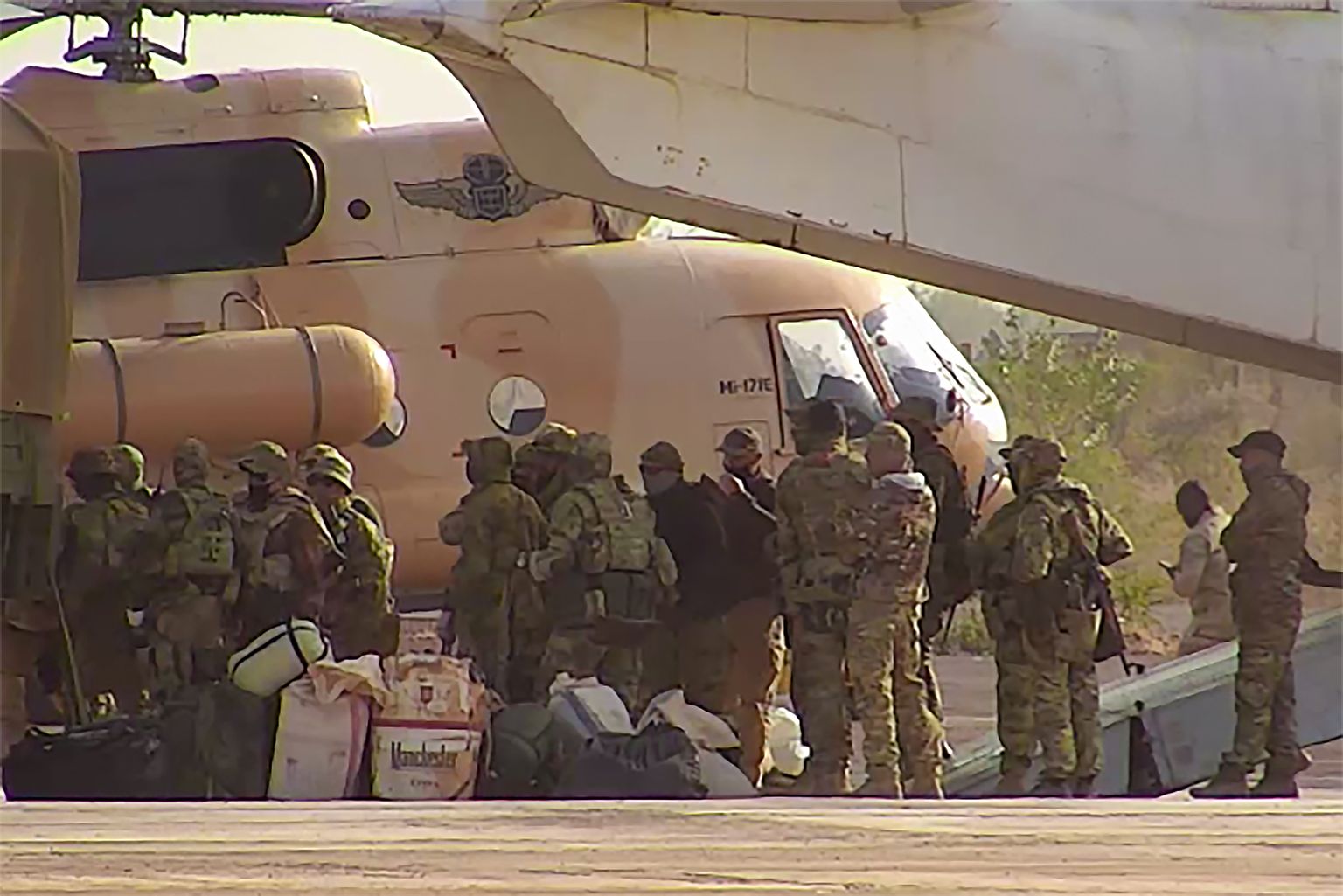 Vene palgasõdurid minemas helikopterisse Mali põhjaosas.