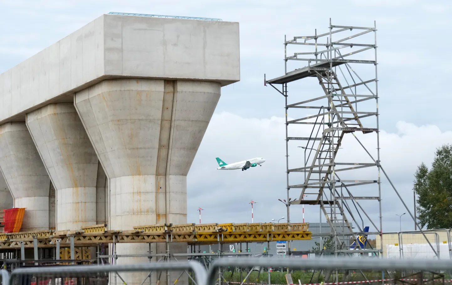 "Rail Baltica" stacijas un saistītās infrastruktūras būvniecība pie Rīgas lidostas.