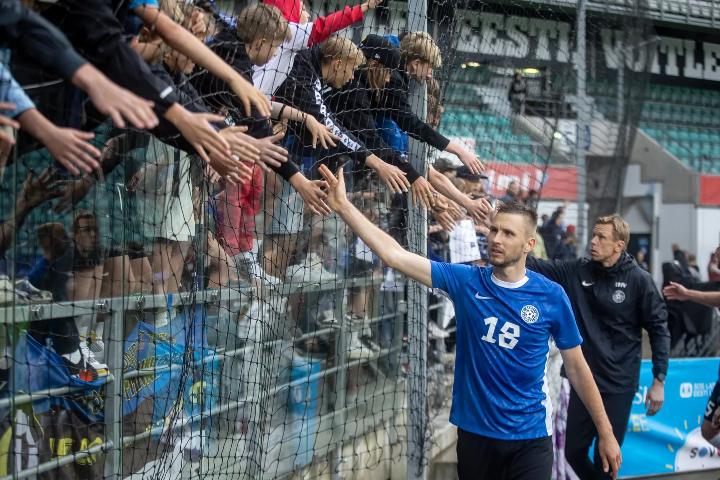 Eesti koondis alistas Fääri saared 4:1. Võkidu järel lööb fännidega plaksu kapten Karol Mets.