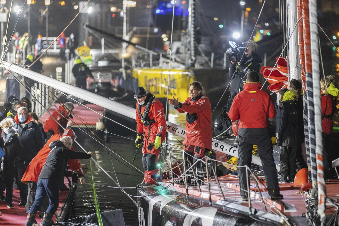 Prantslane Yannick Bestaven (keskel) saabus 28. jaanuari varahommikul Vendee Globe 2021 võitjana Les Sables-d'Olonne sadamasse.