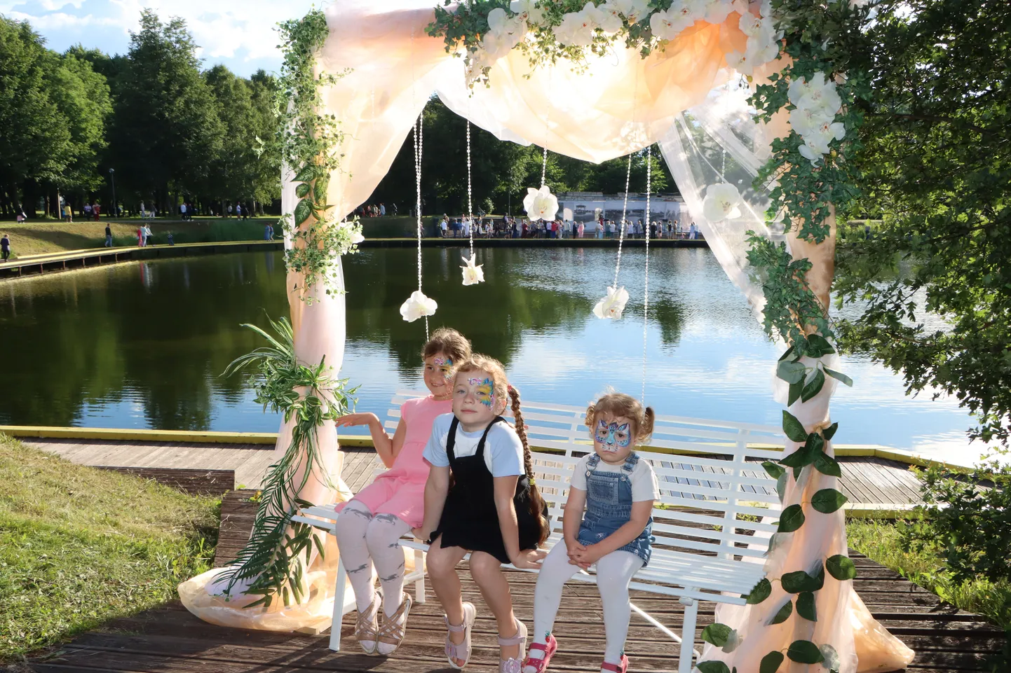 Suvefestival "Muusika vee peal", mida Kohtla-Järve kultuurikeskus on viimased kaks aastat linnapargis korraldanud, on kohale meelitanud üle tuhande osaleja ja pealtvaataja. Kas see üritus ka tänavu suvel teoks saab, pole esialgu teada.