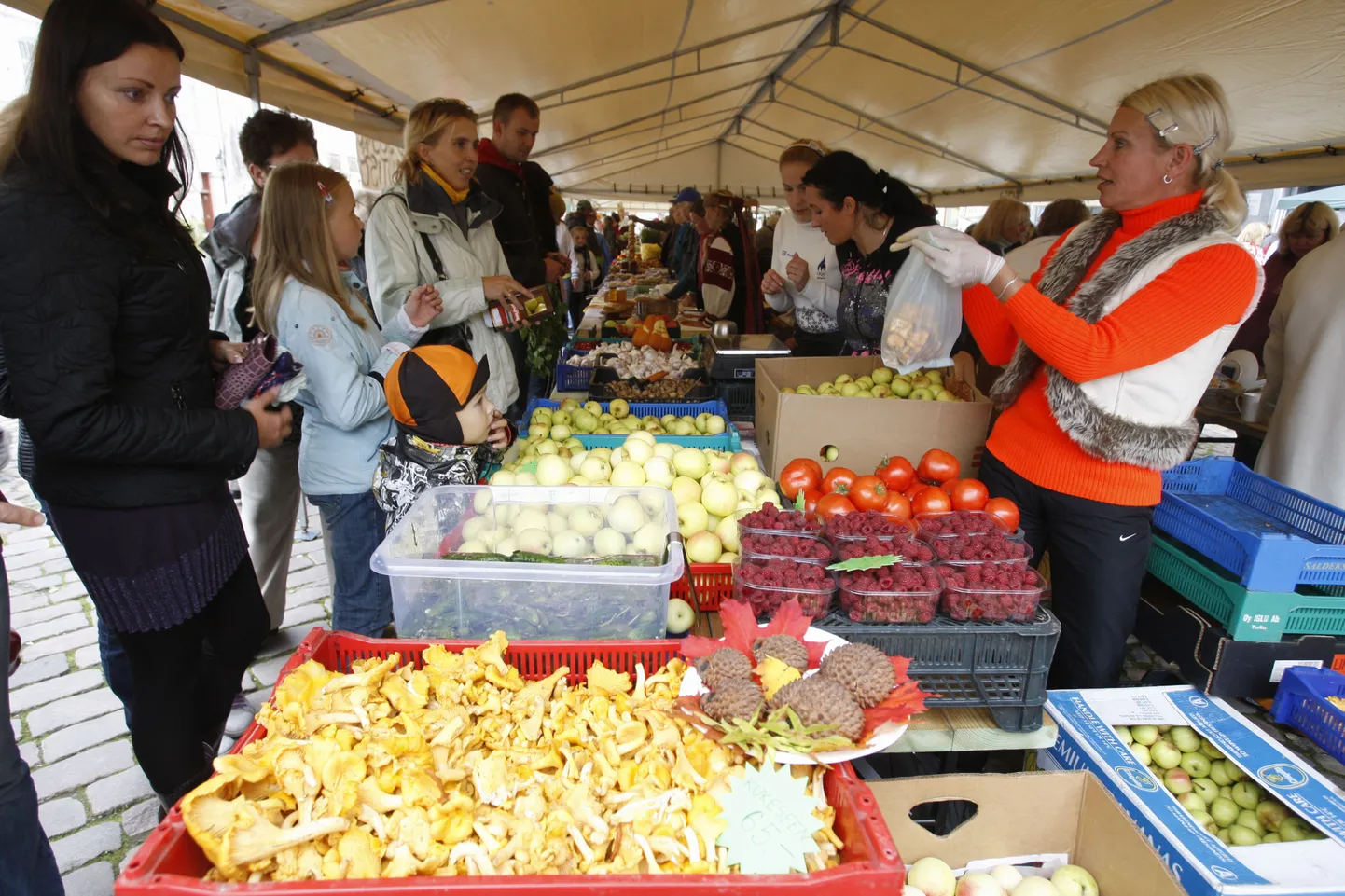 Tartu maarjalaat. Pildil müüjad Erle Hermann (mustas) ja Maret Kants (oranžis).