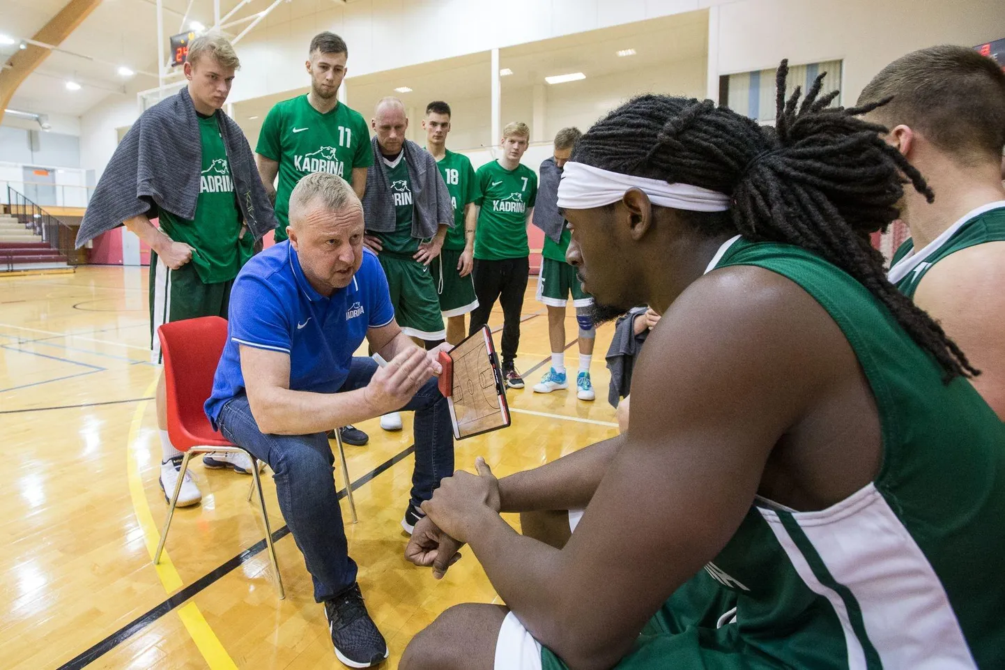 Euroopa ühes tippliigas Kreekas mängijana korvpalliõhku hinganud Aivar Kuusmaa (sinises) on Eesti esiliiga meistrivõistluste paranenud taseme üle meeldivalt üllatunud. Kadrina Karud on tema juhendamisel roninud esiliigas august välja ja pürgivad üha kõrgemale.