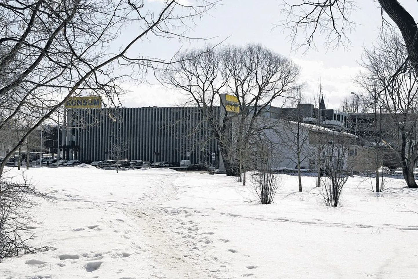 Kunagine Meltsiveski tiigi asukoht aastal 2011. Kaubanduskeskuse tagant paistab Jaani kiriku torn.