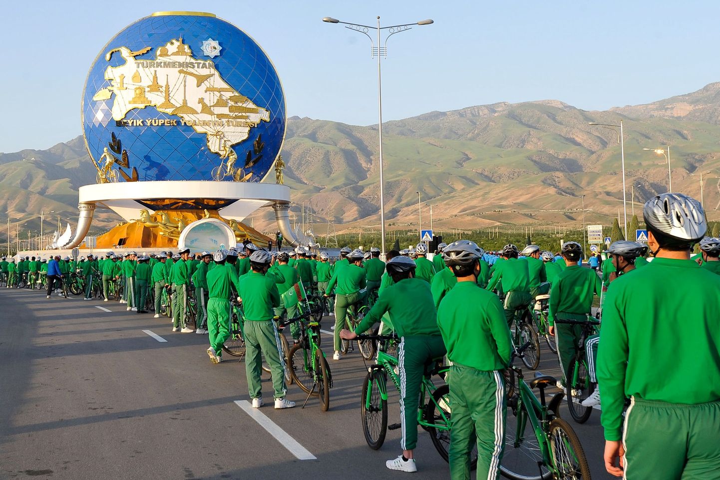 Jalgratturid seismas Türkmenistani pealinnas Ašgabatis 30 meetri kõrguse monumendi juures, mis ülistab jalgrattaga sõitmist kui tervisliku elustiili tähtsat osa.