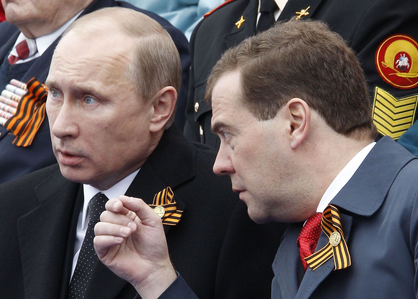 President Vladimir Putin ja peaminister Dmitri Medvedev jälgivad paraadi.