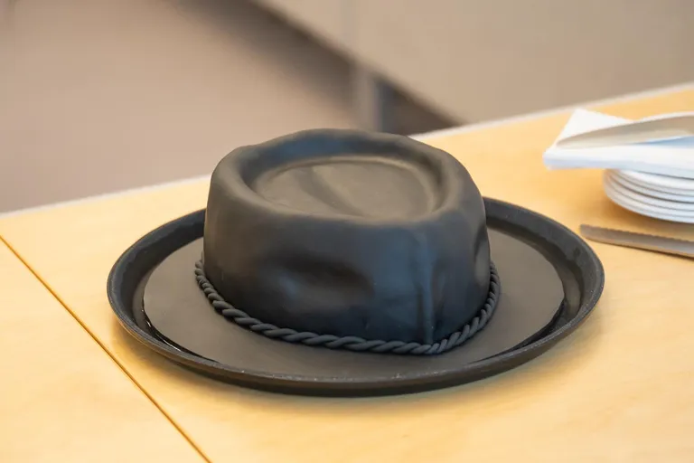 Eile tõi Martin Helme riigikokku kaabukujulise tordi.