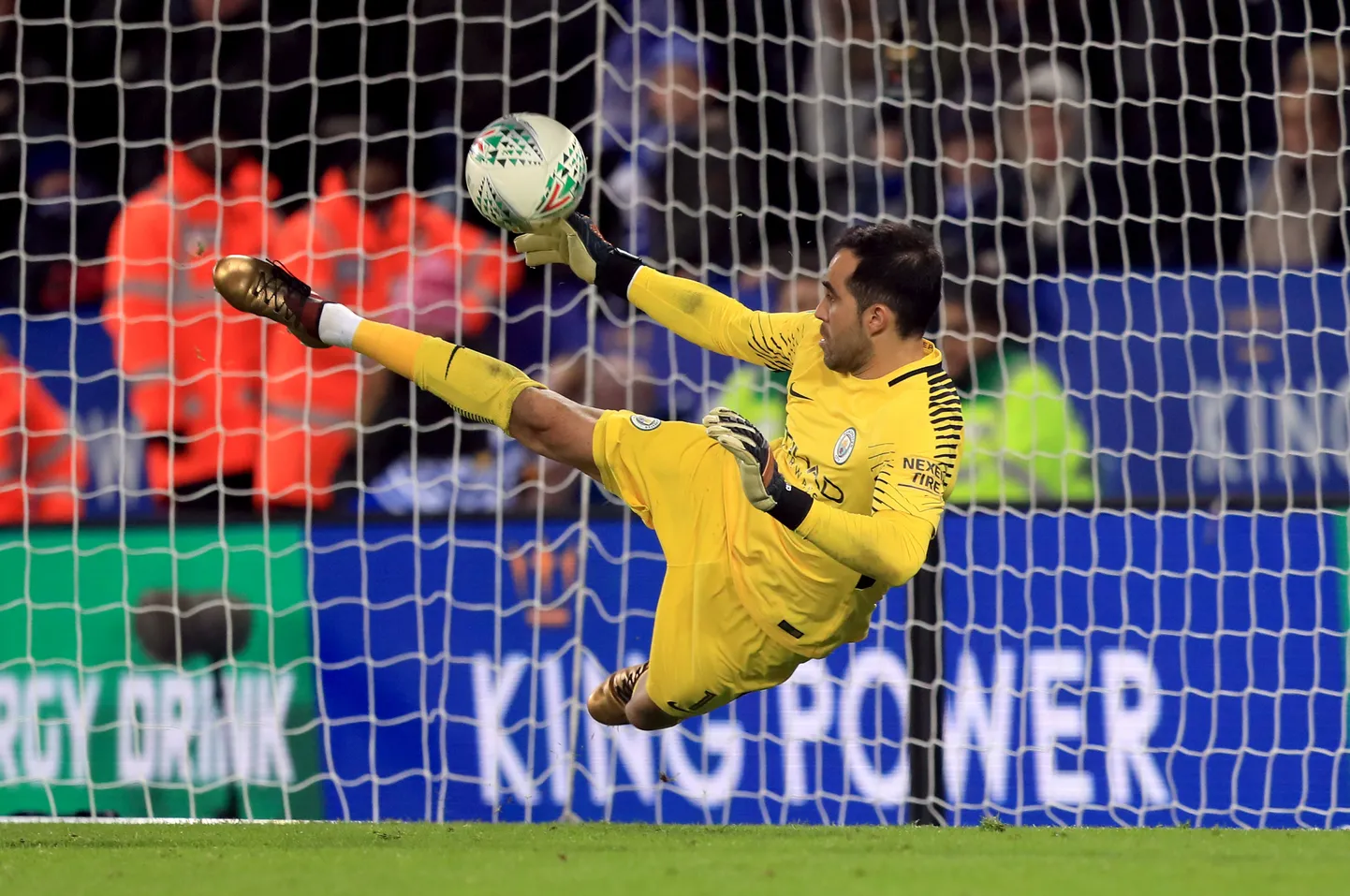Manchester City väravavahi Claudio Bravo tõrje aitas meeskonna liigakarikasarjas poolfinaali.