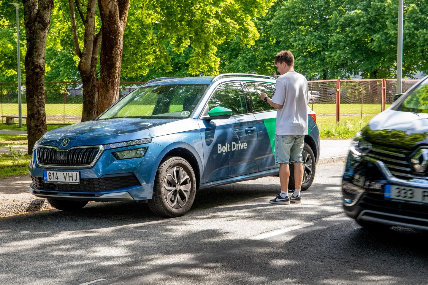 Auto saab jätta sobivasse rakenduses näidatud parklasse ja renditeenuse kohe lõpetada.