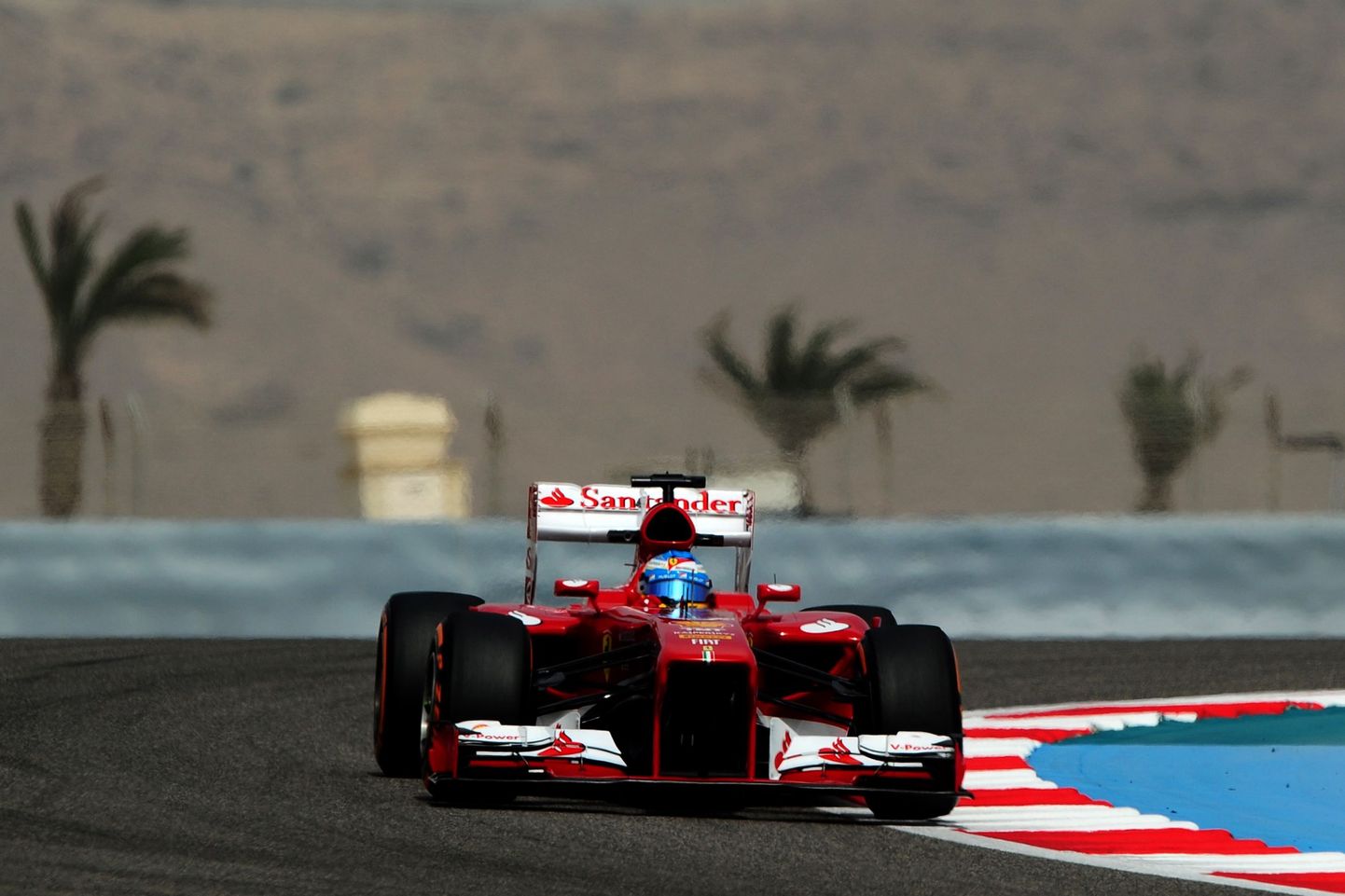 Fernando Alonso oli Bahreini kolmanda vabatreeningu kiireim