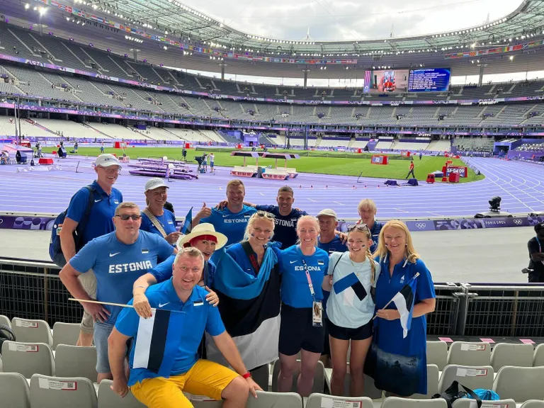 Risto Kaljund (tagareas paremalt esimene) pakkus, et Stade de France'il oli paar–kolmsada Eesti fänni. Ta kavatseb tiitlivõistlustel käia elu lõpuni, kui tervist ja raha jagub.