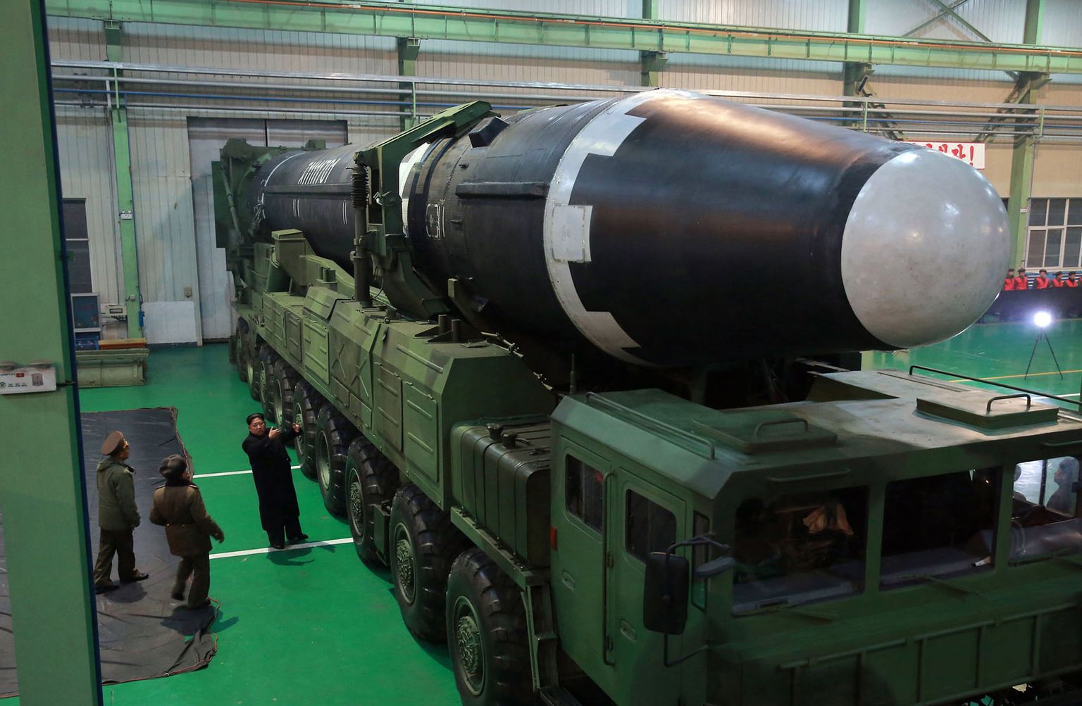 Põhja-Korea liider Kim Jong-un uurimas mandritevahelist ballistilist raketti Hwasong-15.