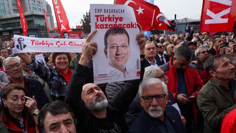 Turcijas prokuratūra pieprasa Stambulas mēram līdz 2352 gadiem ilgu cietumsodu