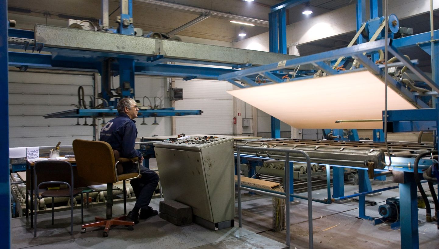 Осенью прошлого года в Пюсси закрылся завод по производству древесных плит, на котором работали 150 человек. Предприятие обанкротилось из-за того, что стоимость древесины и электричества в Эстонии выросла больше, чем у конкурентов в других странах.