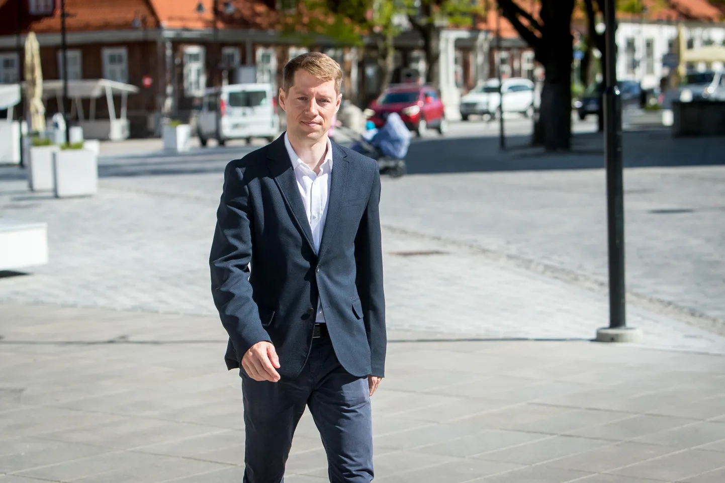 MIKK TUISK PIDI OTSUSTAMA, kas oluline on kesklinna liikluse ajutine piiramine jalakäijate turvalisuse tagamiseks või ettevõtjate huvid.