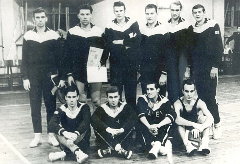 Tartu Kalev, ajaleht Edasi karikaturniiri võitja, Jüri Viigipuu mäletamist mööda 1970. aastal. Tagareas vasakult Jaan Lentsius, Tõnno Lepmets, Jaak Lipso, Peeter Metsar, Kalle Ilves, Jaak Salumets. Esireas vasakult Aleksei Tammiste, Heino Lill, Anatoli Krikun ja Jüri Viigipuu.