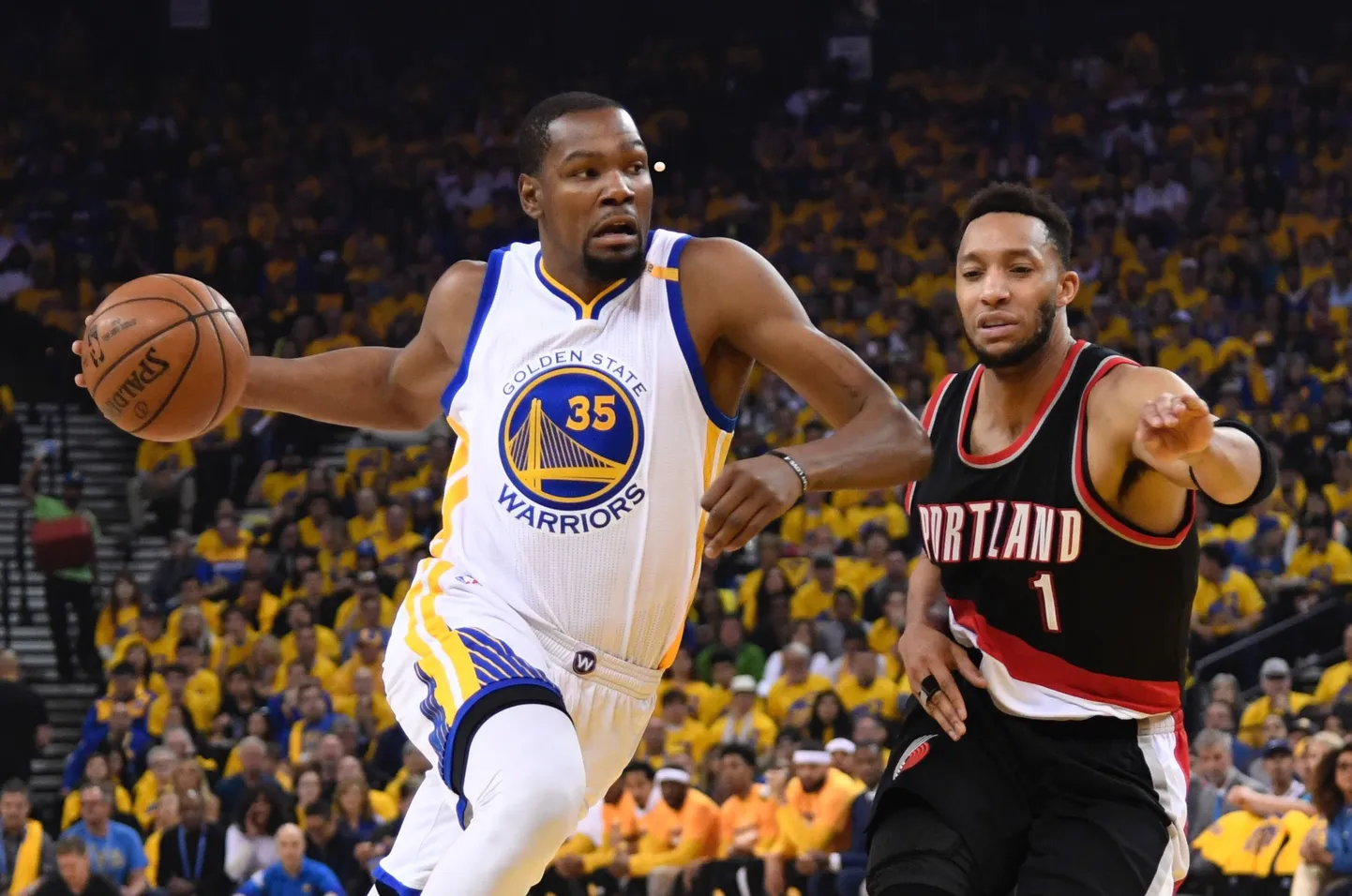 Kevin Durant (vasakul) viskas Golden State Warriorsi eest 32 punkti ning aitas koduklubi play-off seeria avamängus võidule.