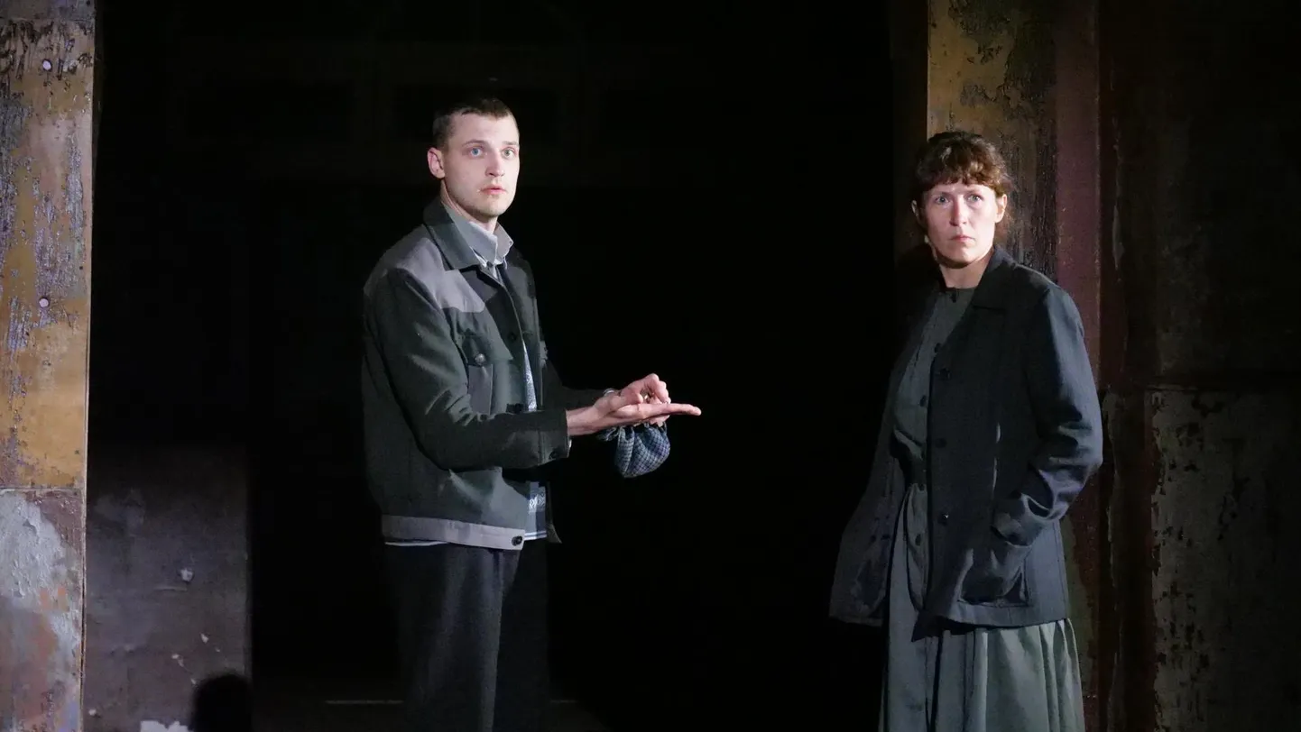Heino Moss ​(Robin Täpp) ja Elina (Grete Jürgenson), kes tutvusid äsja, peavad homme abielluma.