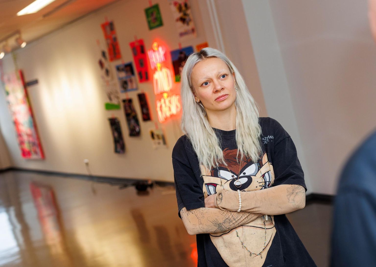 Kunstnik Marta Vaarik töötas koos kinnises lasteasutuses olevate noortega ning tõi teated sellest varjul maailmast näitusega «Hoia mind kaisus» Vana-Võromaa kultuurikotta vaadata.